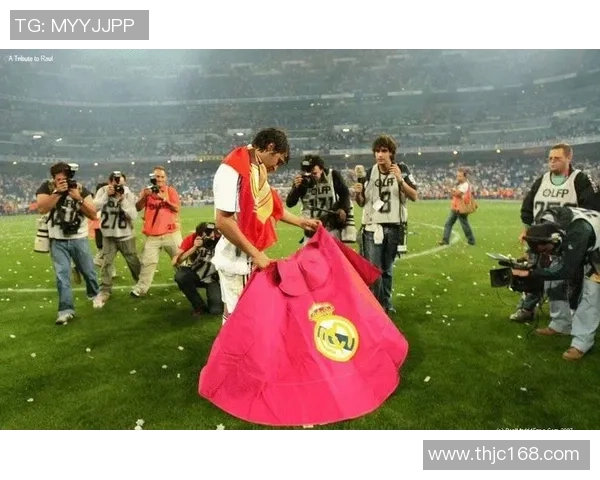 足球明星蒙眼睛高清图片欣赏展现独特魅力与风采的瞬间